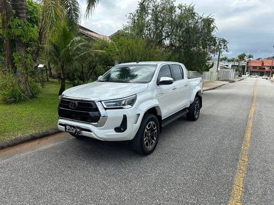 TOYOTA HILUX 2.8 D-4D TURBO DIESEL CD SRX PLUS 4X4 AUTOMÁTICO