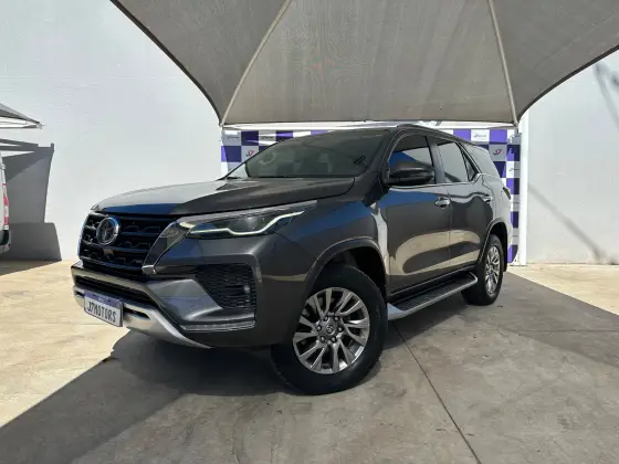 TOYOTA HILUX SW4 2.8 D-4D TURBO DIESEL SRX 7L 4X4 AUTOMÁTICO
