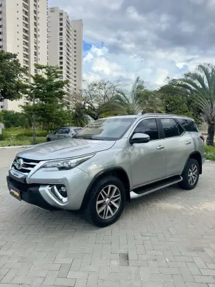 TOYOTA HILUX SW4 2.8 SRX 4X4 7 LUGARES 16V TURBO INTERCOOLER DIESEL 4P AUTOMÁTICO