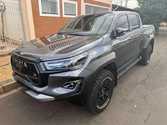 TOYOTA-HILUX-2.8 D-4D TURBO DIESEL CD GR-S 4X4 AUTOMÁTICO TOYOTA-HILUX-2023