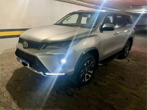 TOYOTA HILUX SW4 2.8 D-4D TURBO DIESEL SRX PLATINUM 7L 4X4 AUTOMÁTICO