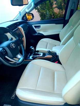 TOYOTA-HILUX SW4-2.8 SRX DIAMOND 4X4 7 LUGARES 16V TURBO INTERCOOLER DIESEL 4P AUTOMÁTICO TOYOTA-HILUX SW4-2019