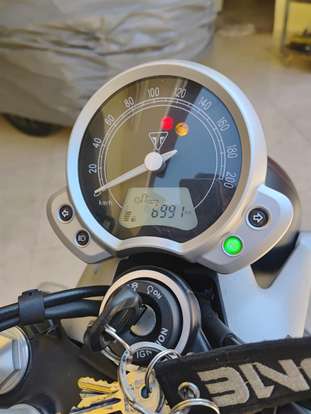 TRIUMPH-STREET TWIN-2018