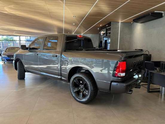 RAM-CLASSIC-5.7 V8 GASOLINA LARAMIE NIGHT EDITION CD 4X4 AUTOMÁTICO RAM-CLASSIC-2023