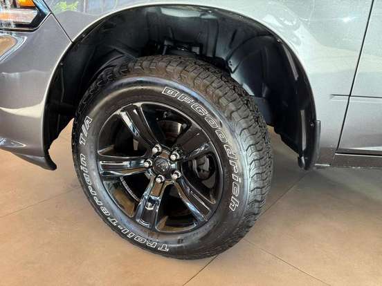 RAM-CLASSIC-5.7 V8 GASOLINA LARAMIE NIGHT EDITION CD 4X4 AUTOMÁTICO RAM-CLASSIC-2023
