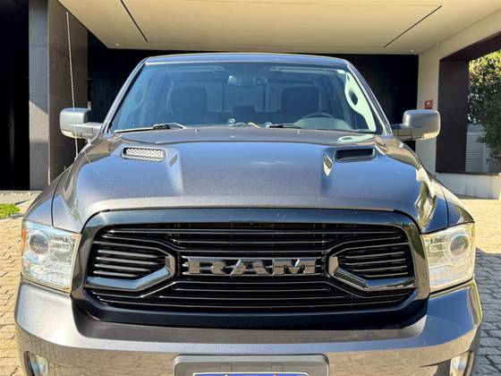 RAM CLASSIC 5.7 V8 GASOLINA LARAMIE NIGHT EDITION CD 4X4 AUTOMÁTICO