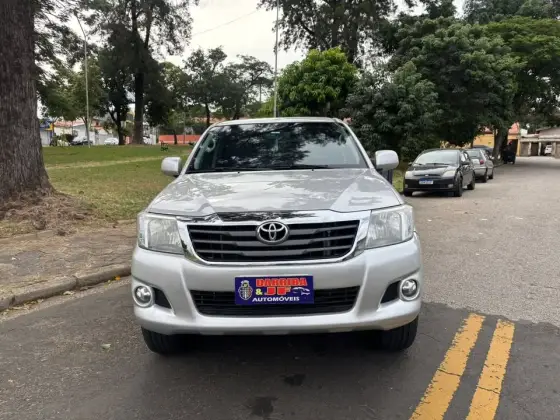 TOYOTA HILUX 2.7 SR 4X2 CD 16V FLEX 4P AUTOMÁTICO TOYOTA HILUX 2.7 SR 4X2 CD 16V FLEX 4P AUTOMÁTICO