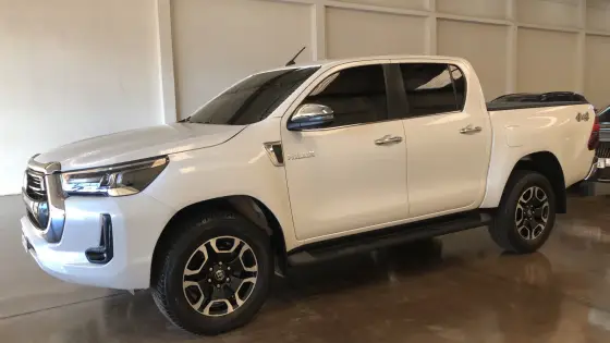 TOYOTA HILUX 2.8 D-4D TURBO DIESEL CD SRX 4X4 AUTOMÁTICO