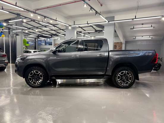 TOYOTA-HILUX-2.8 D-4D TURBO DIESEL CD SRX 4X4 AUTOMÁTICO TOYOTA-HILUX-2022