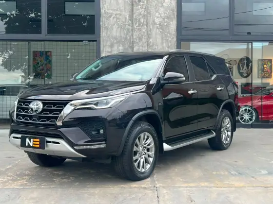 TOYOTA HILUX SW4 2.8 D-4D TURBO DIESEL SRX 4X4 AUTOMÁTICO TOYOTA HILUX SW4 2.8 D-4D TURBO DIESEL SRX 4X4 AUTOMÁTICO