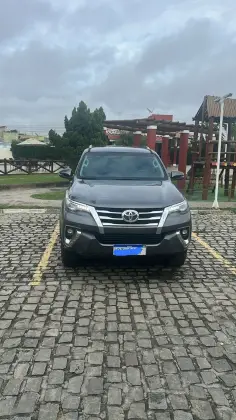 TOYOTA HILUX SW4 2.8 SRX 4X4 7 LUGARES 16V TURBO INTERCOOLER DIESEL 4P AUTOMÁTICO
