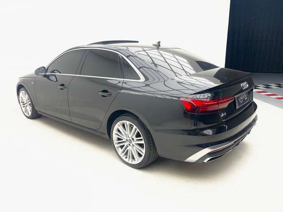 AUDI-A4-2022