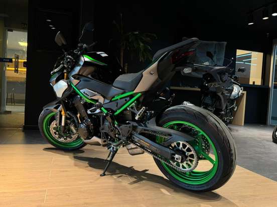 KAWASAKI-Z900-2025