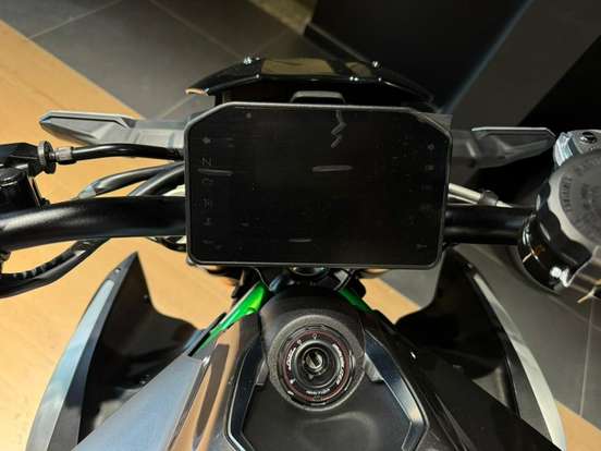 KAWASAKI-Z900-2025
