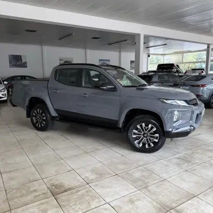 MITSUBISHI L200 TRITON 2.4 16V TURBO DIESEL SPORT HPE-S URBAN CD 4P 4X4 AUTOMÁTICO MITSUBISHI L200 TRITON 2.4 16V TURBO DIESEL SPORT HPE-S URBAN CD 4P 4X4 AUTOMÁTICO