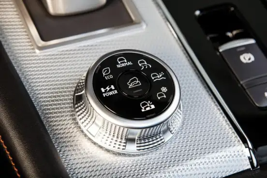 MITSUBISHI-OUTLANDER-2026