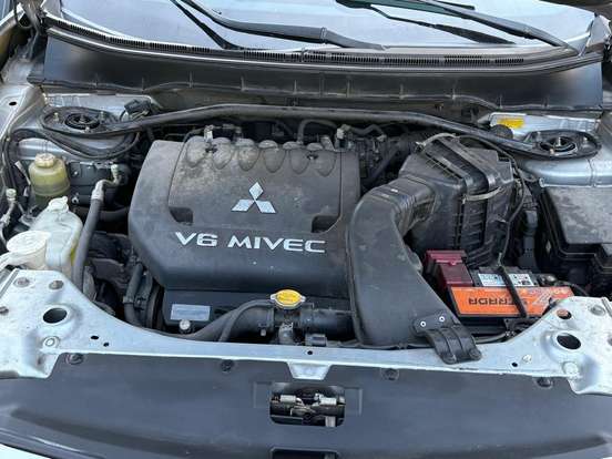 MITSUBISHI-OUTLANDER-2011