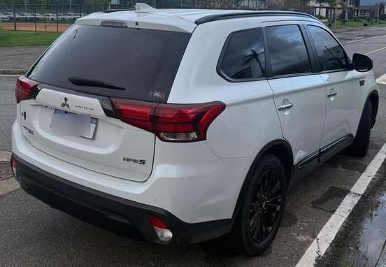 MITSUBISHI-OUTLANDER-2021