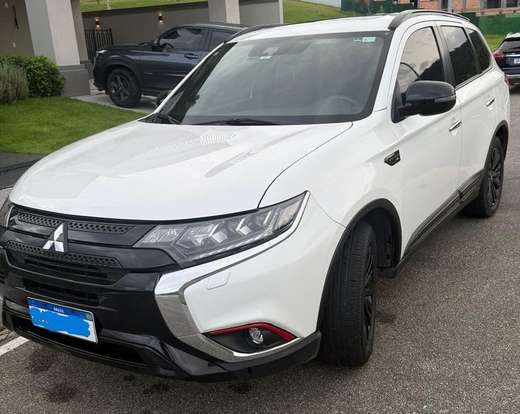 MITSUBISHI-OUTLANDER-2021