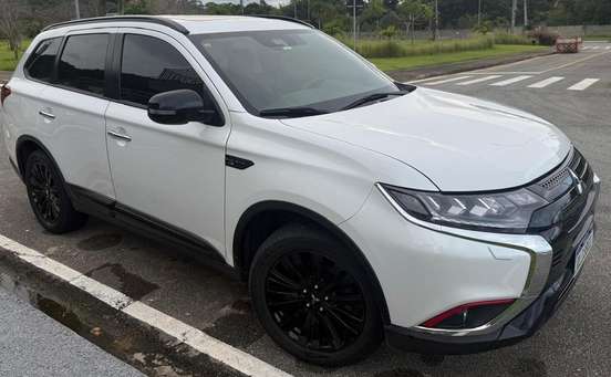 MITSUBISHI-OUTLANDER-2021