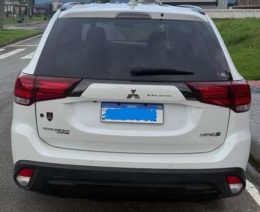 MITSUBISHI-OUTLANDER-2021