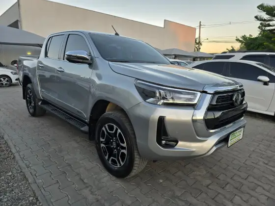 TOYOTA HILUX 2.8 D-4D TURBO DIESEL CD SRX 4X4 AUTOMÁTICO TOYOTA HILUX 2.8 D-4D TURBO DIESEL CD SRX 4X4 AUTOMÁTICO