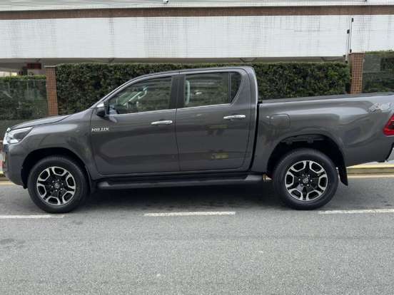 TOYOTA-HILUX-2.8 D-4D TURBO DIESEL CD SRX LIMITED 4X4 AUTOMÁTICO TOYOTA-HILUX-2022