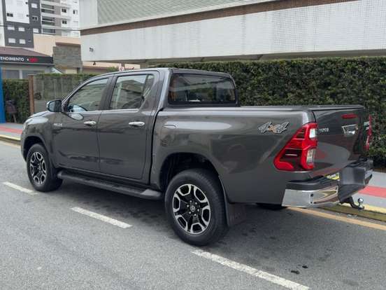 TOYOTA-HILUX-2.8 D-4D TURBO DIESEL CD SRX LIMITED 4X4 AUTOMÁTICO TOYOTA-HILUX-2022