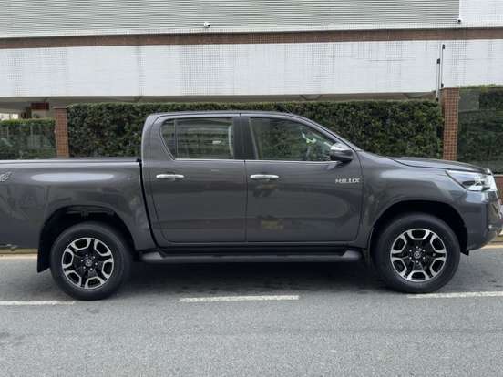 TOYOTA-HILUX-2.8 D-4D TURBO DIESEL CD SRX LIMITED 4X4 AUTOMÁTICO TOYOTA-HILUX-2022