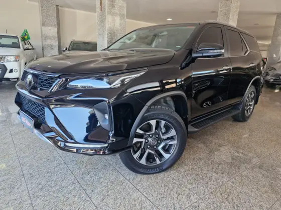 TOYOTA HILUX SW4 2.8 D-4D TURBO DIESEL SRX PLATINUM 7L 4X4 AUTOMÁTICO TOYOTA HILUX SW4 2.8 D-4D TURBO DIESEL SRX PLATINUM 7L 4X4 AUTOMÁTICO
