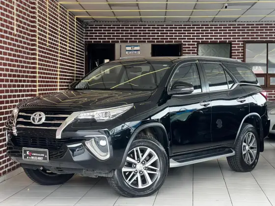 TOYOTA HILUX SW4 2.8 SRX 4X4 7 LUGARES 16V TURBO INTERCOOLER DIESEL 4P AUTOMÁTICO TOYOTA HILUX SW4 2.8 SRX 4X4 7 LUGARES 16V TURBO INTERCOOLER DIESEL 4P AUTOMÁTICO