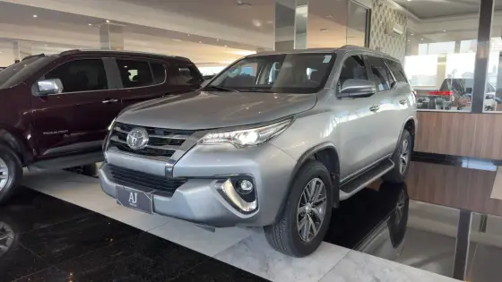 TOYOTA HILUX SW4 2.8 SRX 4X4 7 LUGARES 16V TURBO INTERCOOLER DIESEL 4P AUTOMÁTICO TOYOTA HILUX SW4 2.8 SRX 4X4 7 LUGARES 16V TURBO INTERCOOLER DIESEL 4P AUTOMÁTICO