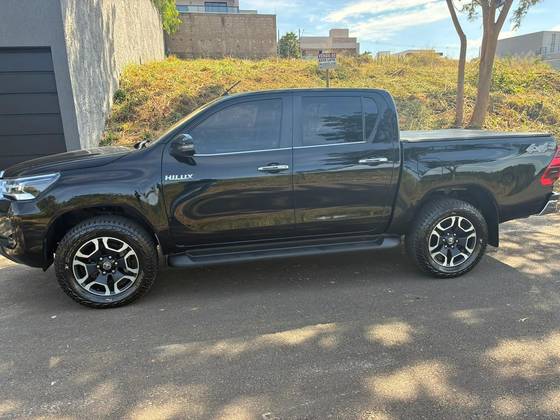 TOYOTA HILUX 2.8 D-4D TURBO DIESEL CD SRX 4X4 AUTOMÁTICO