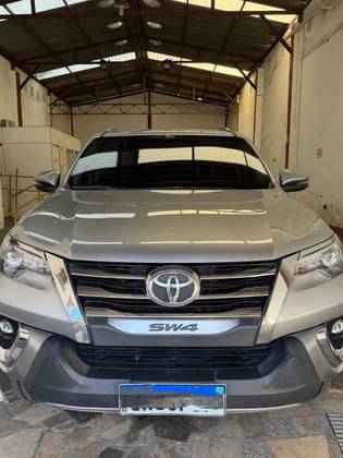 TOYOTA HILUX SW4 2.8 SRX 4X4 7 LUGARES 16V TURBO INTERCOOLER DIESEL 4P AUTOMÁTICO