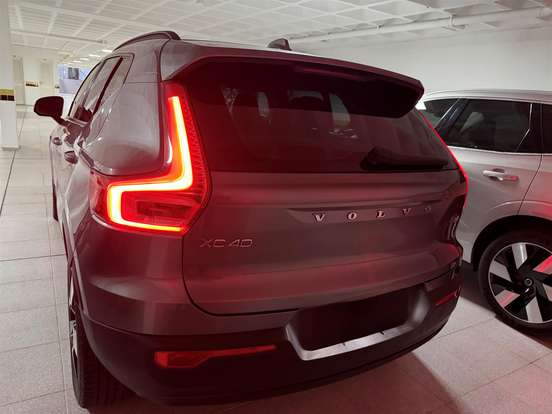 VOLVO-XC40-2018