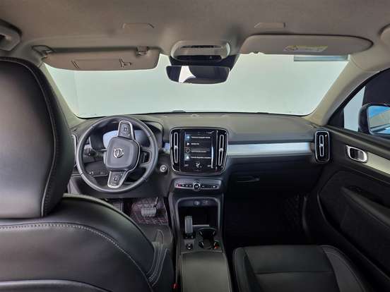 VOLVO-XC40-2020