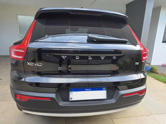 VOLVO-XC40-2020