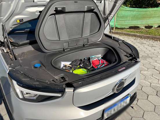 VOLVO-XC40-2023
