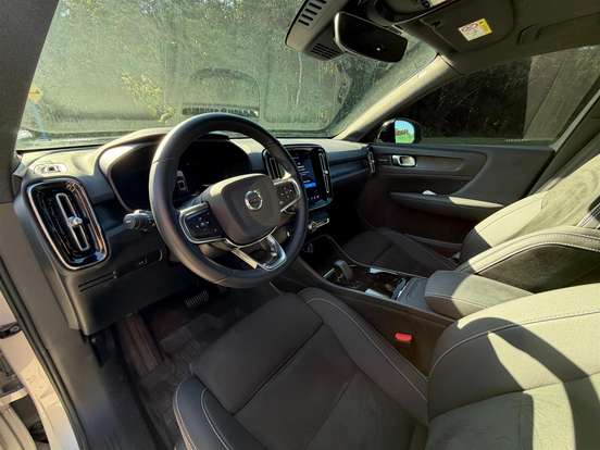 VOLVO-XC40-2023