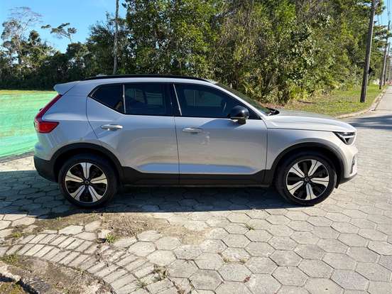 VOLVO-XC40-2023