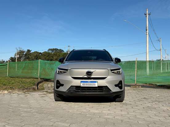 VOLVO-XC40-2023