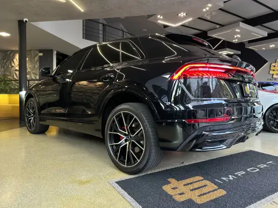 AUDI-Q8-2019