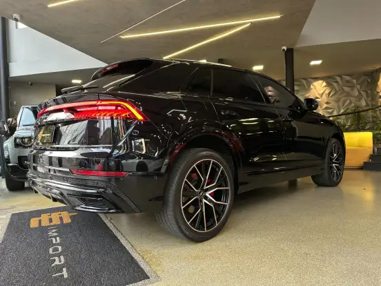 AUDI-Q8-2019