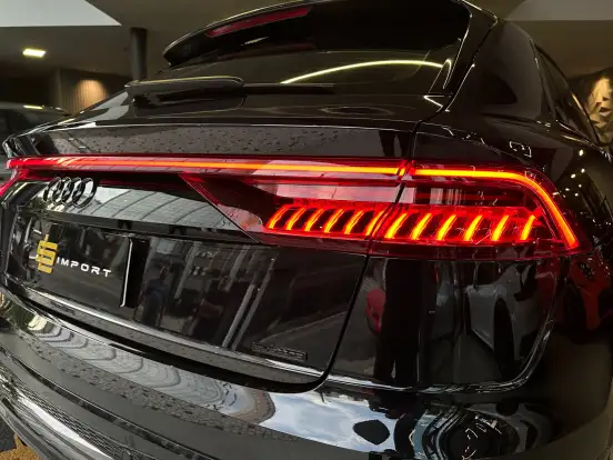 AUDI-Q8-2019