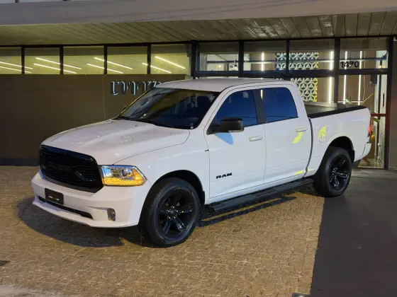 RAM CLASSIC 5.7 V8 GASOLINA LARAMIE NIGHT EDITION CD 4X4 AUTOMÁTICO