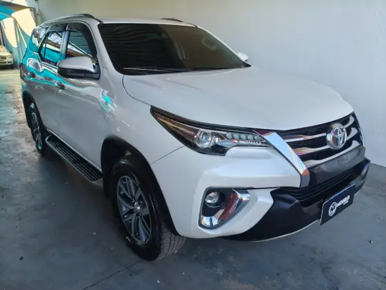 TOYOTA HILUX SW4 2.8 SRX 4X4 7 LUGARES 16V TURBO INTERCOOLER DIESEL 4P AUTOMÁTICO