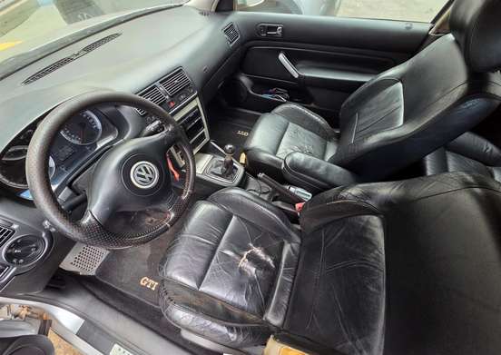 VOLKSWAGEN-GOLF-2003