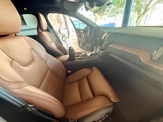 VOLVO-XC60-2023