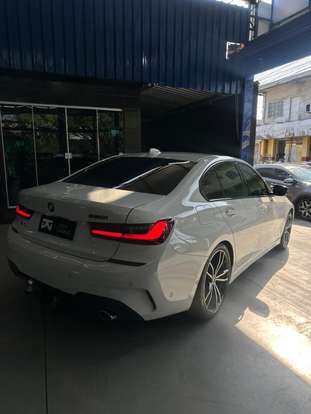 BMW-320i-2022