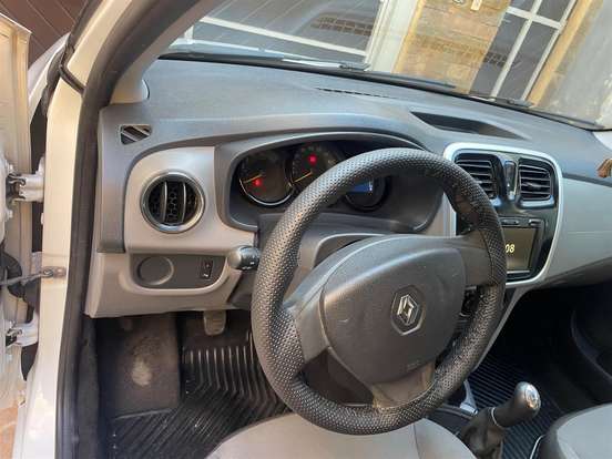 RENAULT-LOGAN-2019